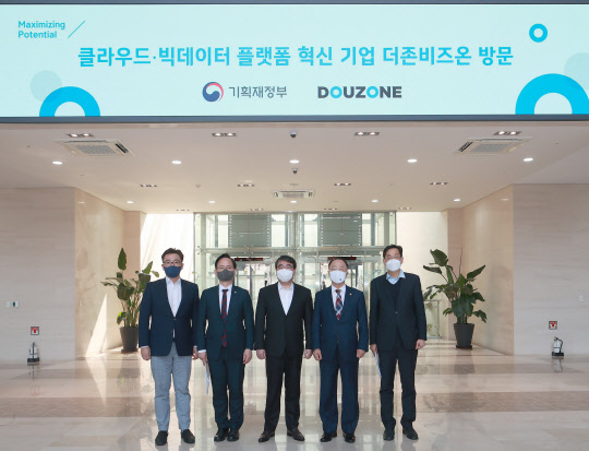 송호철(왼쪽부터) 더존비즈온 플랫폼사업부문 대표, 강성천 중기부 차관, 김용우 더존비즈온 대표, 홍남기 부총리, 한훈 기재부 차관보가 4일 더존ICT그룹 강촌캠퍼스에서 사진을 찍고 있다. <더존비즈온 제공>